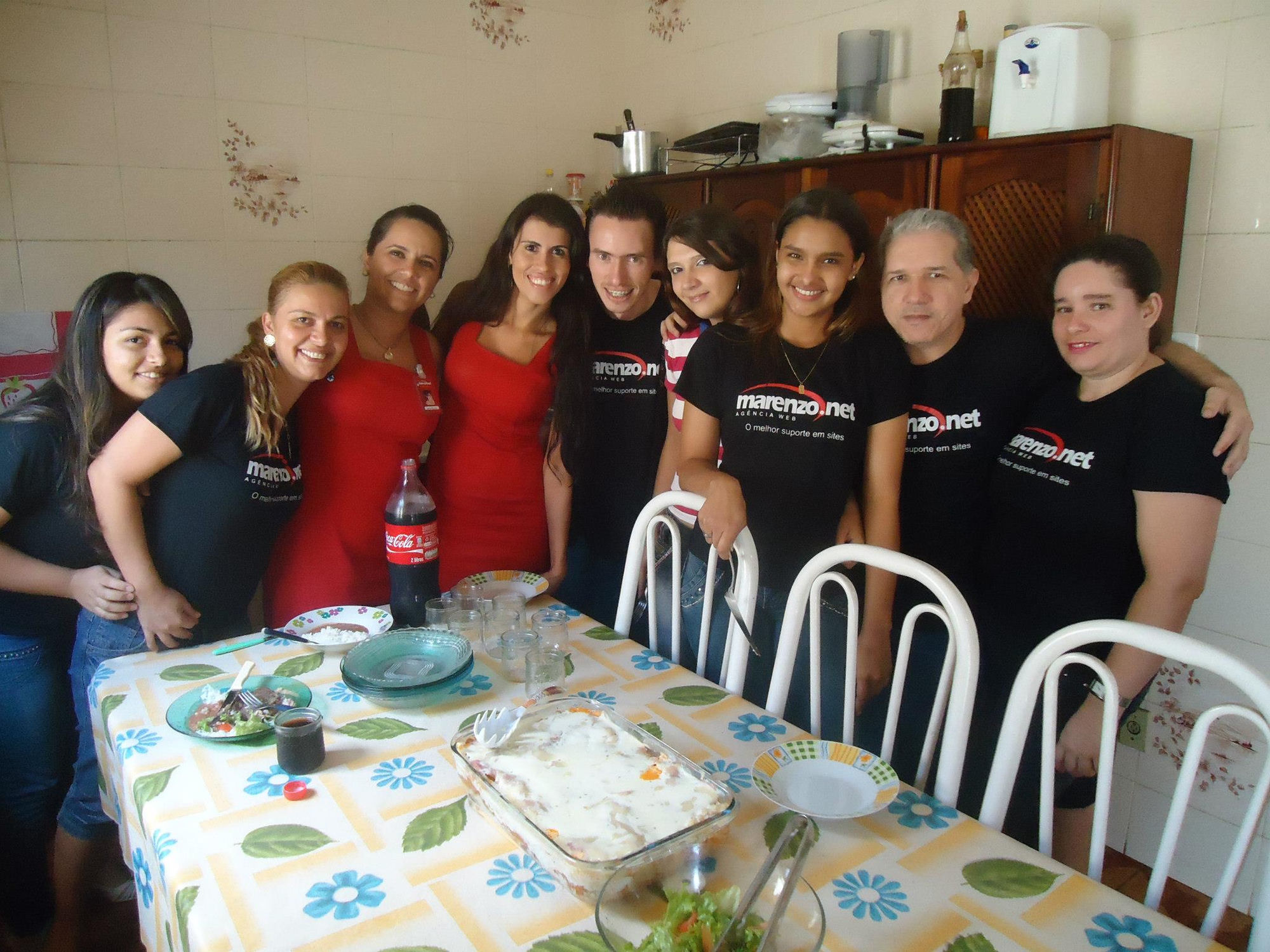 Equipe Marenzo reunida na sede em Goi&acirc;nia, com camisetas marenzo.net Ag&ecirc;ncia Web